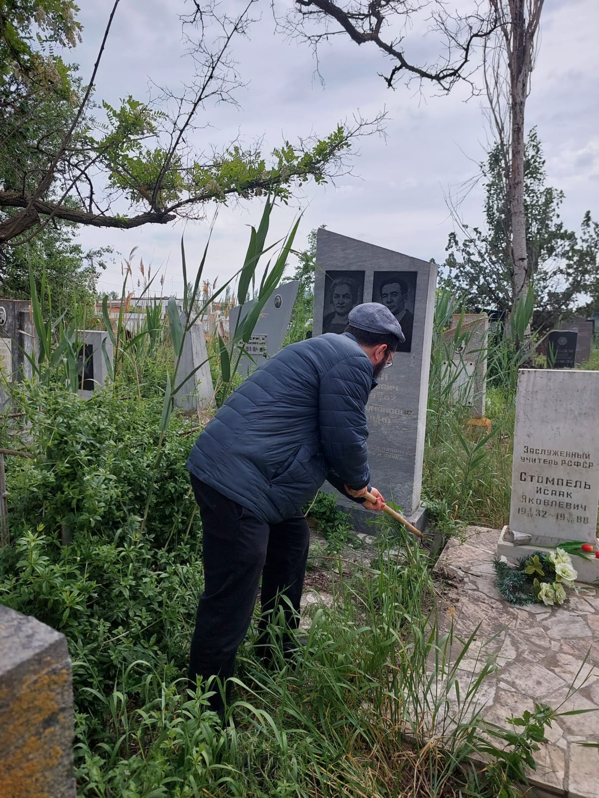 Уборка на еврейском кладбище